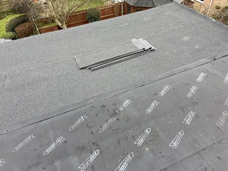 Mineral felt covering and underlay during flat roof installation